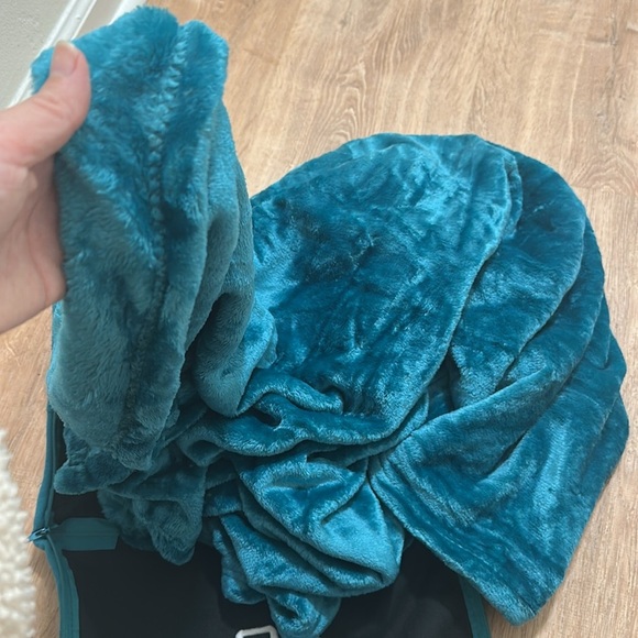 EVERSNUG | Travel Blanket and Pillow | 2 in 1 Compact Blanket - Picture 4 of 4